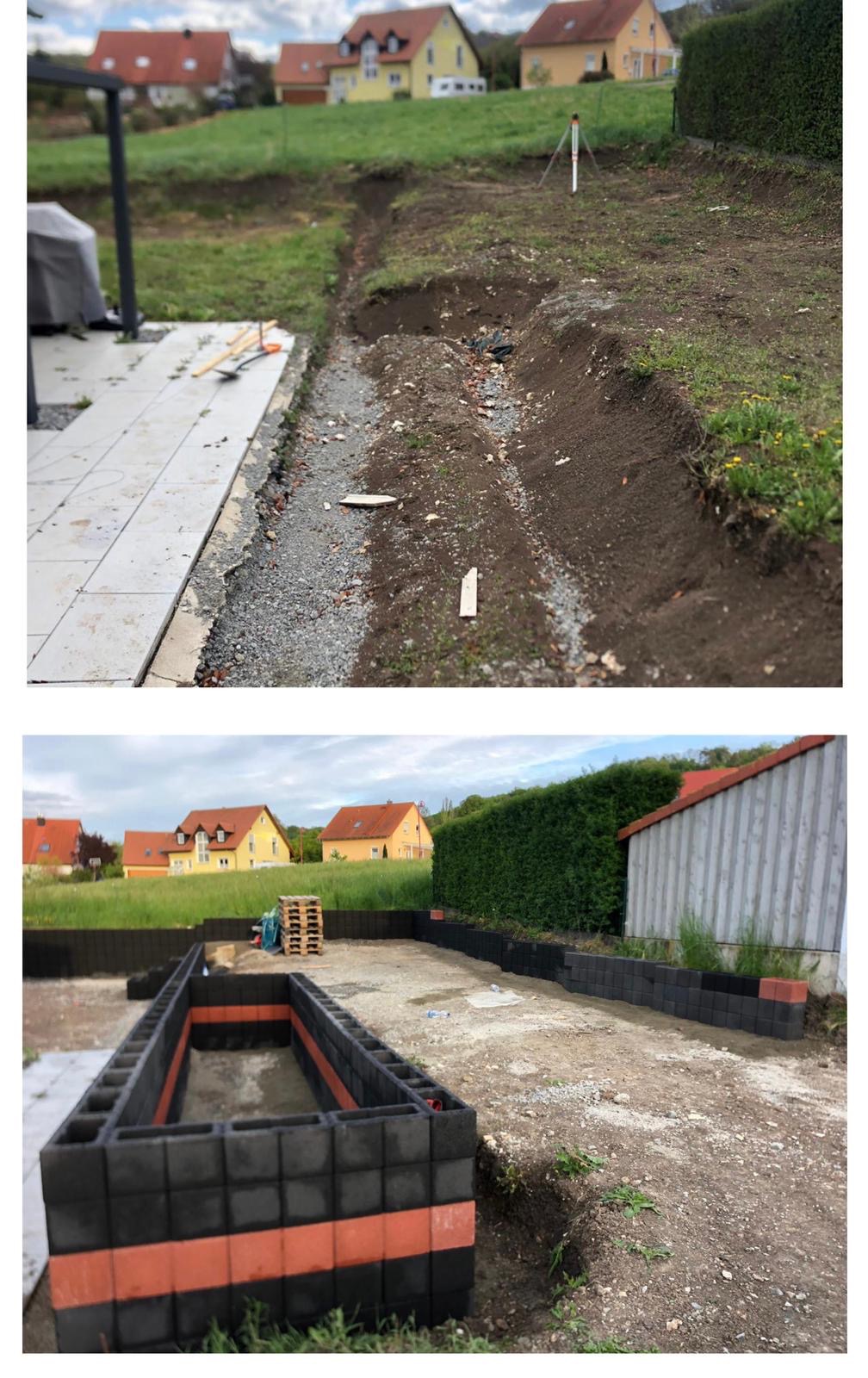 Dwa ujęcia: górne przedstawia wykopany rów w ziemi, obok ułożone płyty chodnikowe, w tle domy i trawa. Dolne ujęcie pokazuje fundament pod budowlę z bloczków betonowych w kolorach czarnym...