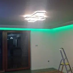 Malowanie na biało, montaż led, montaż maskownicy GK karnisza, montaż listew przypodłogowych