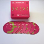 Zestaw płyt i pudełko w kolorze fuksji z elementami graficznymi w kolorze limonkowym, prezentujące projekt wizualny.