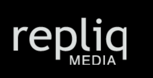 Jasnoszare logo 'repliq MEDIA' na czarnym tle, z charakterystycznym połączeniem liter 'p' i 'l' oraz kropką nad 'i' w górnym prawym rogu.
