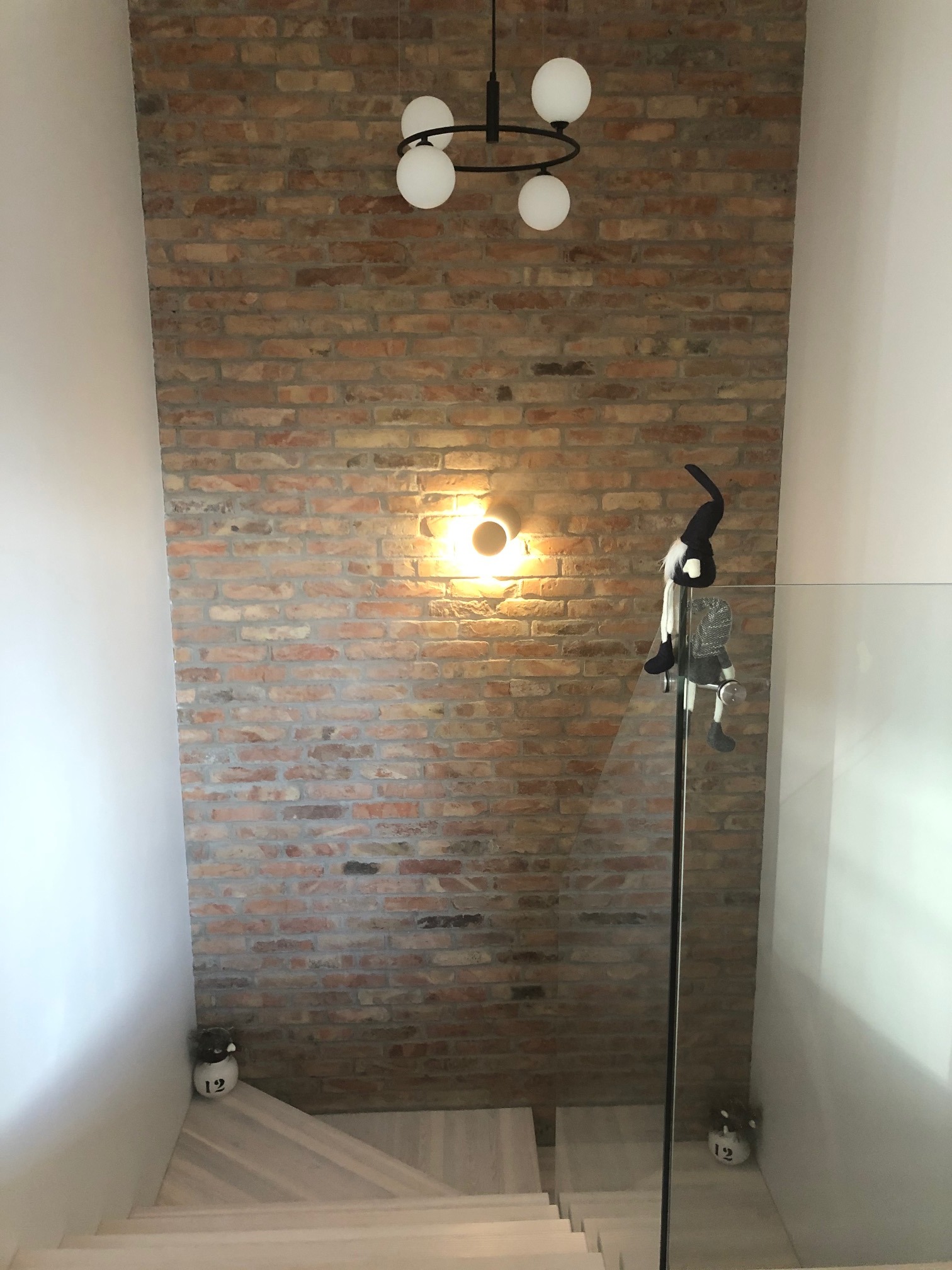 klatka schodowa z cegły licówki