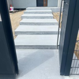 Schody wejściowe na posesję w technologii betonu szlifowanego . 