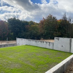 Mury oporowe wykonane w technologii żelbetowej. 