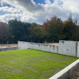 Mury oporowe wykonane w technologii żelbetowej.