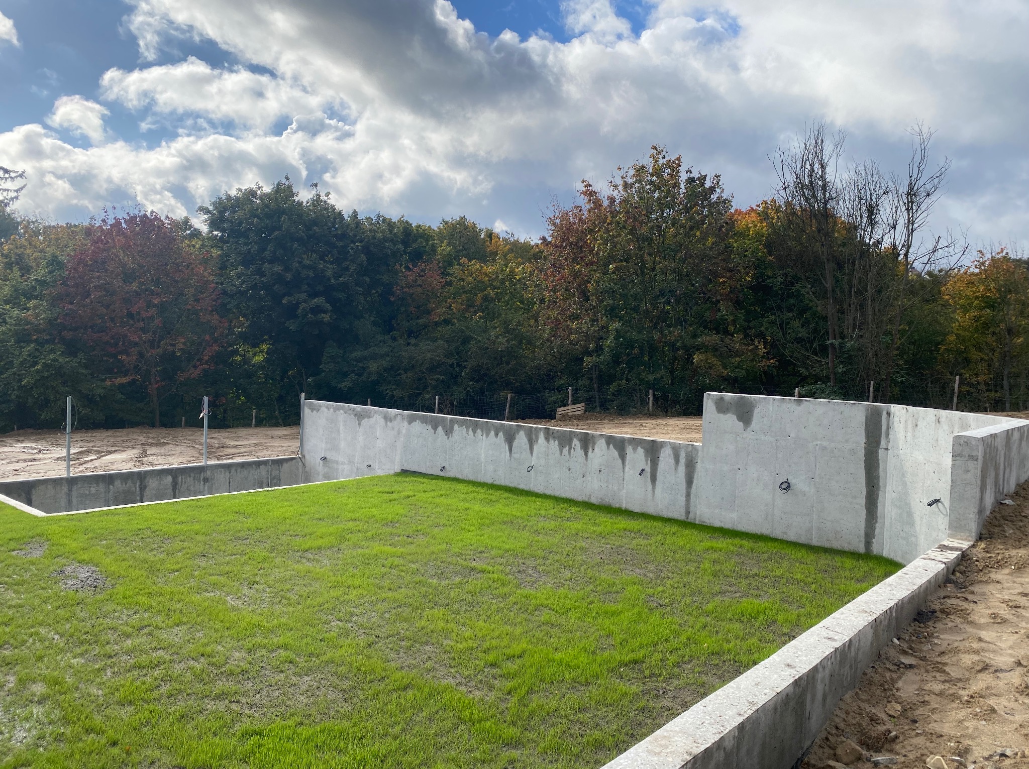 Mury oporowe wykonane w technologii żelbetowej.