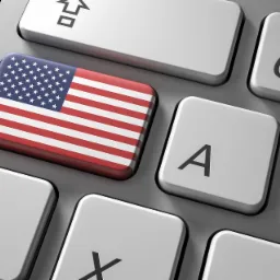 Klawisz klawiatury z nadrukowaną flagą USA, otoczony innymi klawiszami z literami Q, A, S, Z, X.