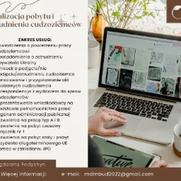 Kobieta przegląda na laptopie grafiki związane z legalizacją pobytu i zatrudnienia cudzoziemców, obok filiżanka kawy i tablet z napisem 'creative'.