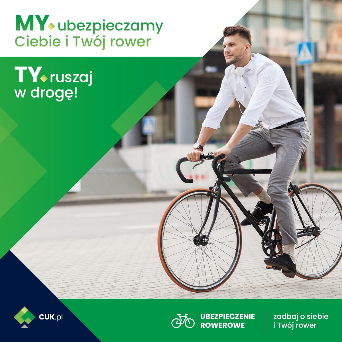 Mężczyzna w białej koszuli i szarych spodniach jedzie na czarnym rowerze po chodniku, w tle budynek i znak drogowy, u góry i na dole grafika reklamowa.