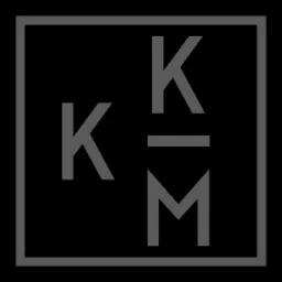 Logo firmy prawniczej z inicjałami K, K i M w szarej ramce na czarnym tle.