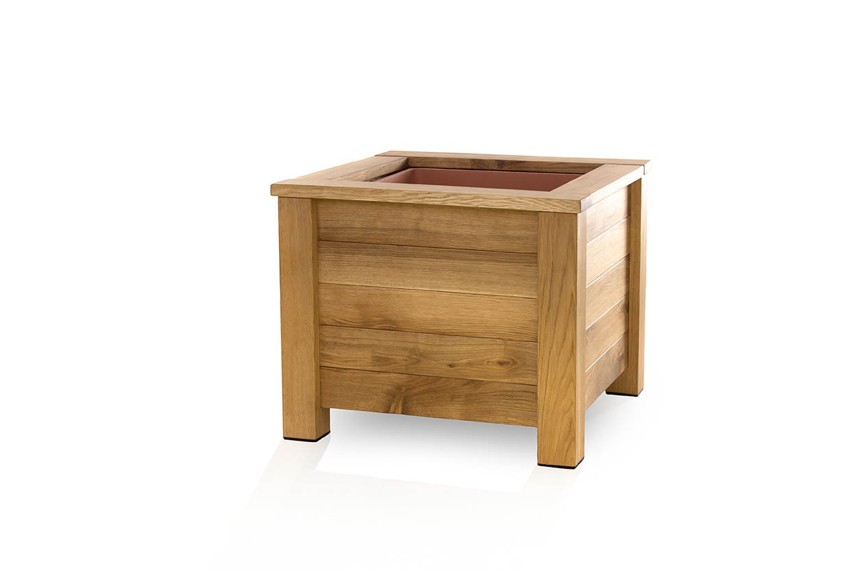 Drewniana donica ogrodowa w kształcie sześcianu, wykonana z jasnego drewna z widocznymi słojami, z wkładem w kolorze terakoty, na białym tle.