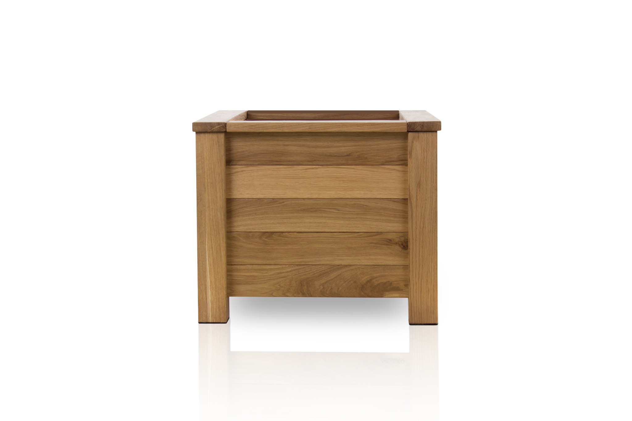 Drewniana donica z jasnego drewna dębowego, zbudowana z poziomych desek i pionowych słupków, na białym tle.