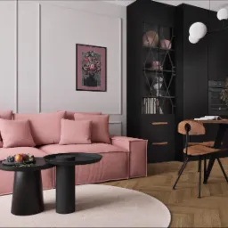 Nowoczesne mieszkanie z różową sofą, czarnymi stolikami i szafkami oraz drewnianymi krzesłami przy stole, uzupełnione dekoracjami ściennymi i lampą.