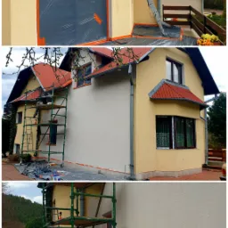 Malowanie elewacji domu jednorodzinnego: pracownik na drabinie maluje fragment ściany, okno zabezpieczone folią, widoczne rusztowanie i przygotowana powierzchnia pod malowanie.