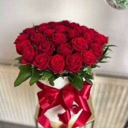 Flower box czerwone róże 