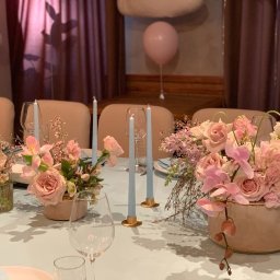 DEKORACJE KWIATOWE – 
 - to jeden z najważniejszych i najpiękniejszych elementów dekoracji sali weselnej. 
Dekoracja sali weselnej w klasycznym stylu - delikatne kompozycje w tonacji różu i pasteli.