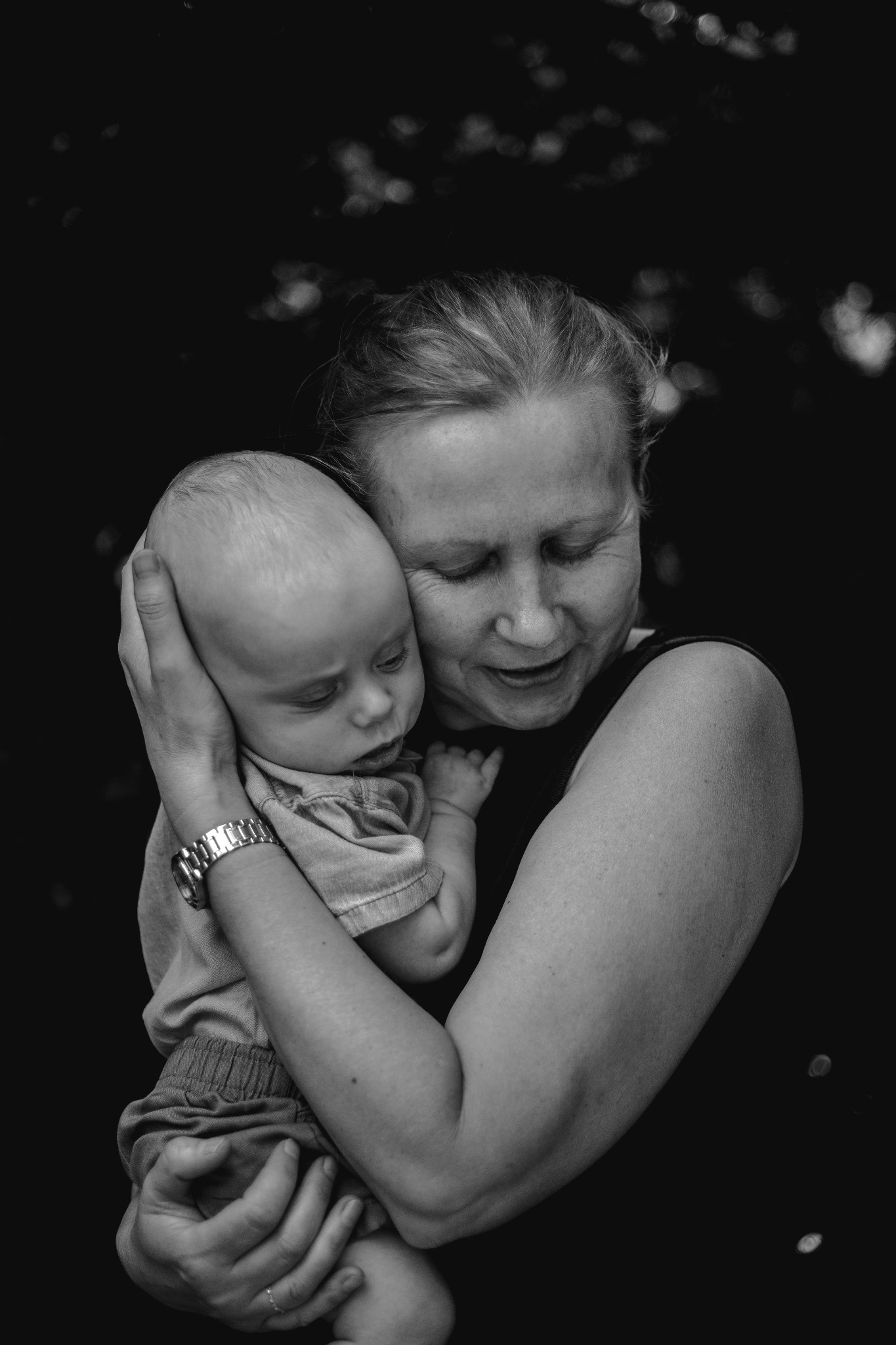 fotografia rodzinna /babcia i wnuk, niepozowane/