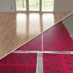 Porównanie etapu przed i po montażu ogrzewania podłogowego: z lewej gotowa podłoga z jasnego drewna, z prawej rozłożone czerwone maty grzewcze na srebrnej folii izolacyjnej w surowym pomieszczeniu...