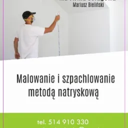 Malarz w masce ochronnej aplikuje farbę natryskowo na białą ścianę w pomieszczeniu o skośnym suficie, widoczny fragment węża od urządzenia malarskiego, na górze logo firmy.