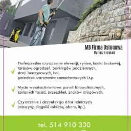 Mężczyzna czyści elewację domu myjką ciśnieniową Karcher z wysięgnikiem, widoczna ściana z kamienia i szara elewacja budynku.