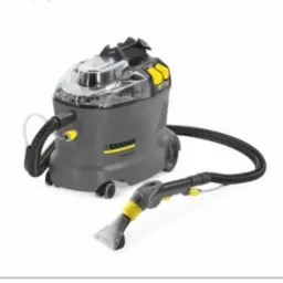 Profesjonalny odkurzacz piorący K&auml;rcher z przezroczystym zbiornikiem na wodę i dyszą do prania tapicerki, prezentowany na białym tle.