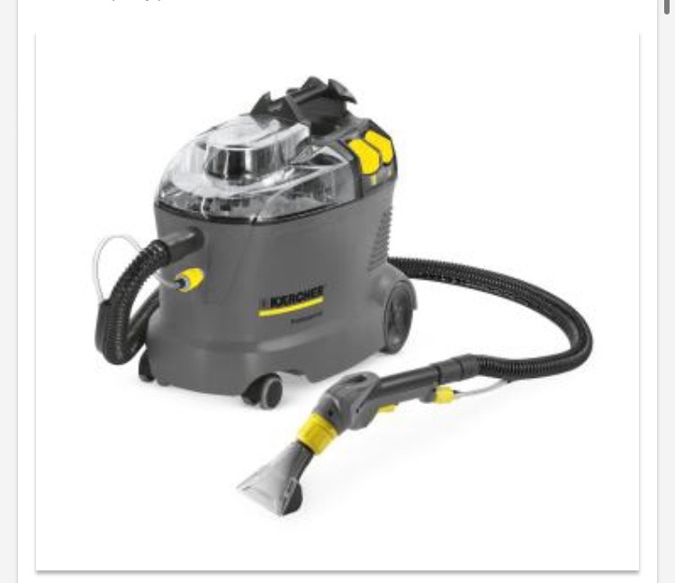 Profesjonalny odkurzacz piorący Kärcher z przezroczystym zbiornikiem na wodę i dyszą do prania tapicerki, prezentowany na białym tle.