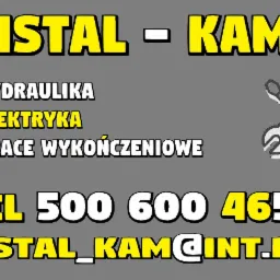 Grafika z nazwą firmy INSTAL-KAM, oferującej usługi hydrauliczne, elektryczne i prace wykończeniowe, z numerem telefonu i adresem e-mail, oraz ikoną skrzyżowanych klucza i śrubokręta na szarym tle.