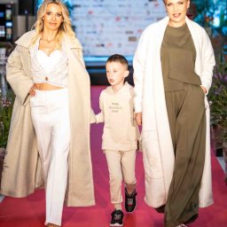 Aleksandra Kostka znana z programu PNŚ w trakcie występu w charytatywnym pokazie mody o nazwie "Gwiazdy Dzieciom".
