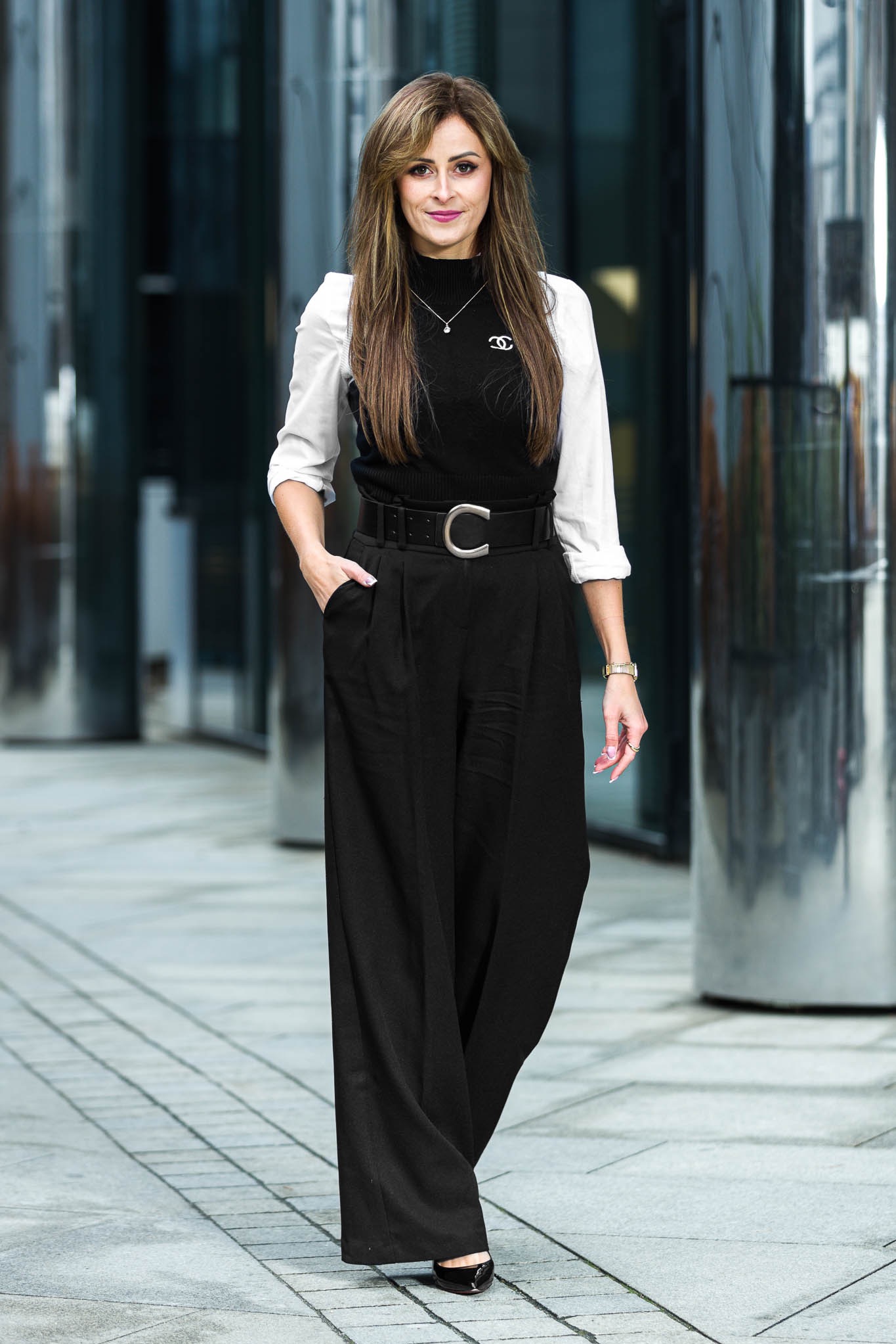 Zdjęcia wizerunkowe Warszawa. Fotografia na tle szklanych wieżowców. Sesja biznesowa na luzie.