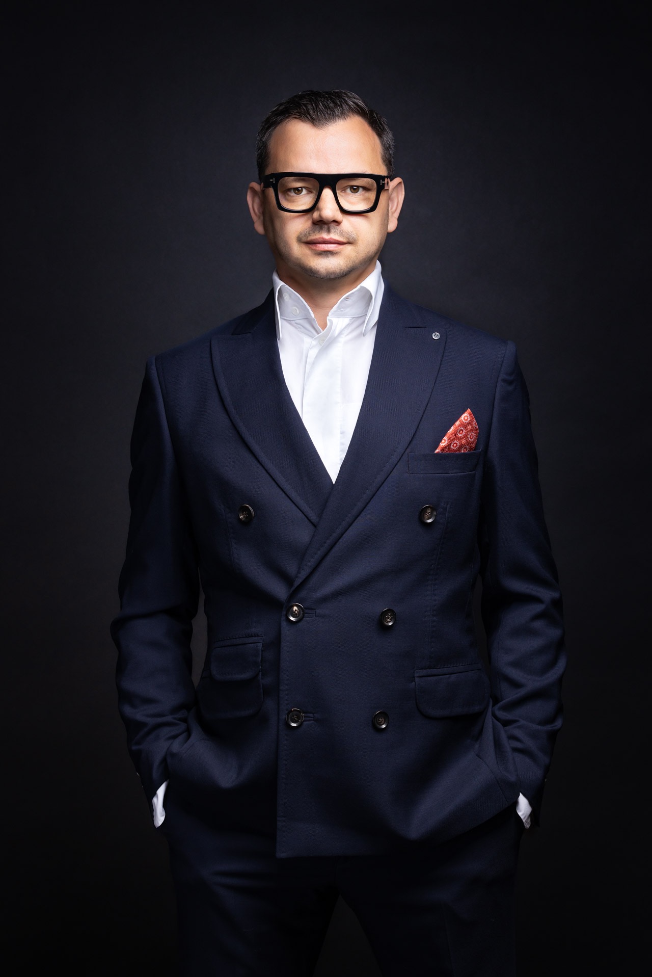 sesja biznesowa w siedzibie klienta na czarnym tle