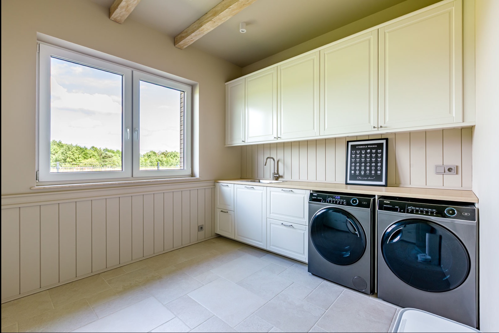 Fotografia nieruchomości. Zdjęcia pokoju gospodarczego z widokiem na zewnątrz