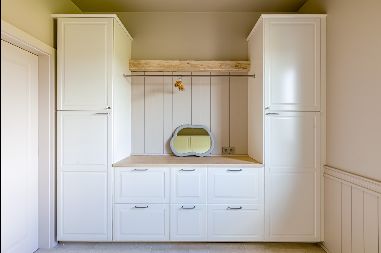 Fotografia nieruchomości. Zdjęcie aranżacji szafek w pokoju gospodarczym.