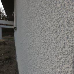 Dom w Grotnikach - struktura tynku wykonanego metodą natryskową - ziarno 1,5 mm