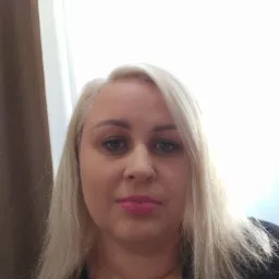 Portret kobiety z blond włosami i r&oacute;żowymi ustami, sfotografowanej z dołu, z widoczną datą 2021.10.16 17:00 w prawym dolnym rogu.