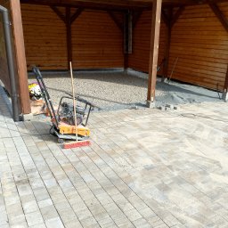 Podjazd stanowiska na samochody opaska wokół budynku 