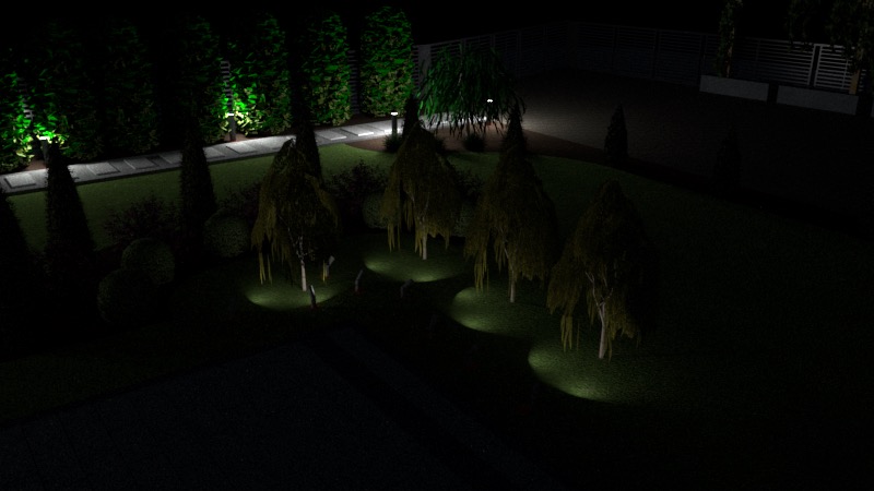 Nocny widok ogrodu z podświetlonymi drzewami iglastymi i krzewami, oświetlenie punktowe skierowane na korony drzew, ścieżka z płyt betonowych, ciemne tło.