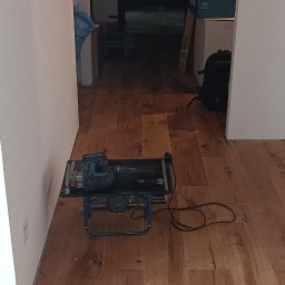 Podłoga Barlinek dziecka do położenia ale i tak daje efekt na sam koniec jedyny minus tej podłogi jest strasznie miękka.