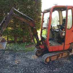 Niwelacja podjazdu.
Rozgarnięcie kamienia i jego zagęszczenie.
Amar-Pud