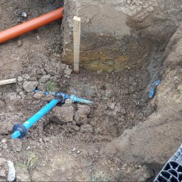Wykonanie przyłącza kanalizacyjnego i dołożenie zasuwy do instalacji wodnej. 