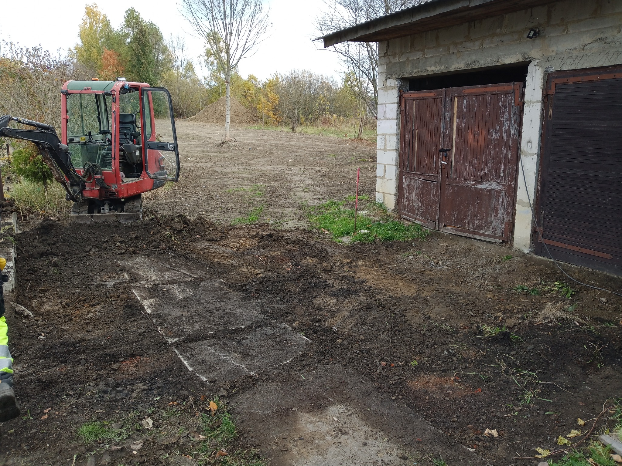 Utwardzenie podjazdu do garaży.