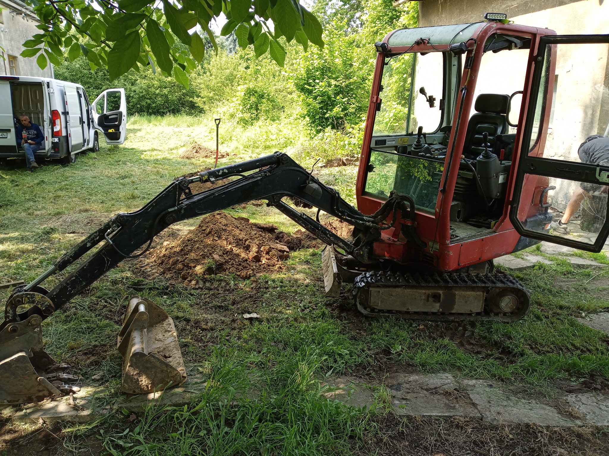 Prace ziemne przy starym garażu.