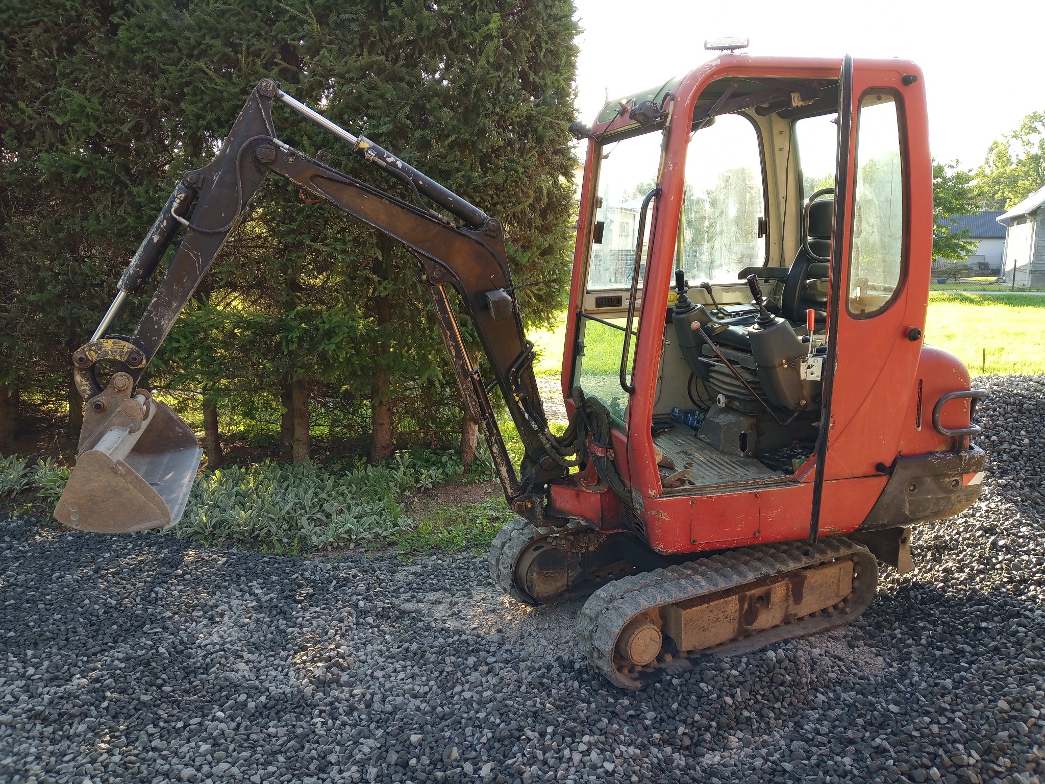 Niwelacja podjazdu. Rozgarnięcie kamienia i jego zagęszczenie. Amar-Pud