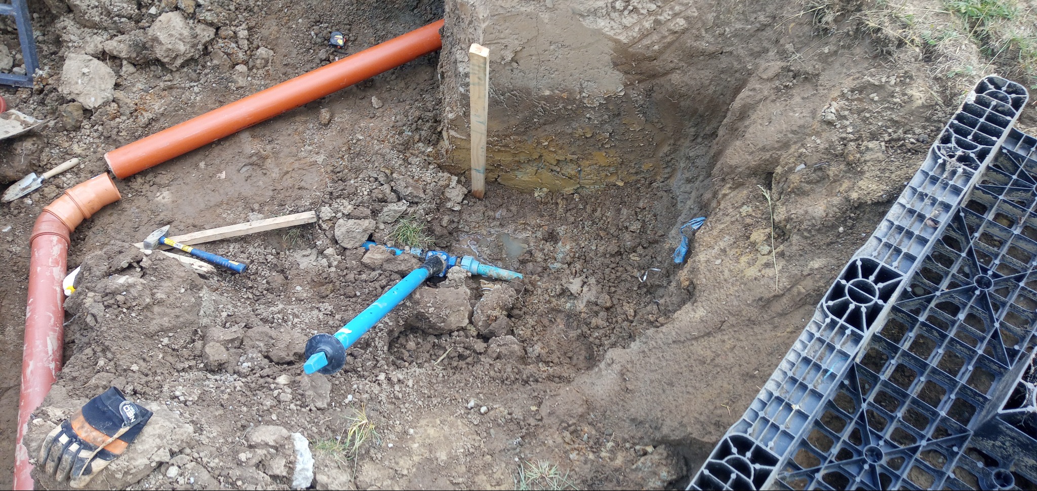 Wykonanie przyłącza kanalizacyjnego i dołożenie zasuwy do instalacji wodnej.