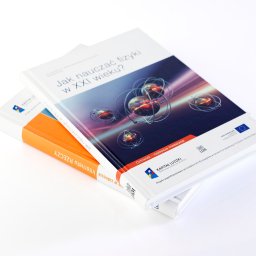 ANS Group Spółka z ograniczona odpowidzialnością - Dwa książkowe wydawnictwa: jedno z okładką o fizyce, drugie z pomarańczowym grzbietem, na białym tle, prezentowane w perspektywie z góry i z boku.