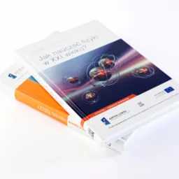 Dwa książkowe wydawnictwa: jedno z okładką o fizyce, drugie z pomarańczowym grzbietem, na białym tle, prezentowane w perspektywie z góry i z boku.