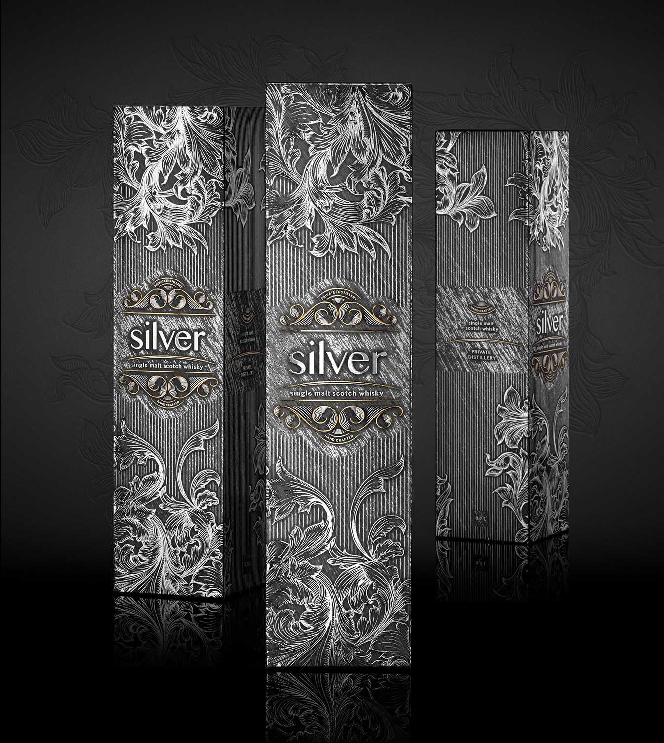 Trzy eleganckie, czarno-srebrne opakowania na whisky Silver z ornamentami roślinnymi, ustawione na błyszczącym czarnym tle z subtelnym motywem kwiatowym.