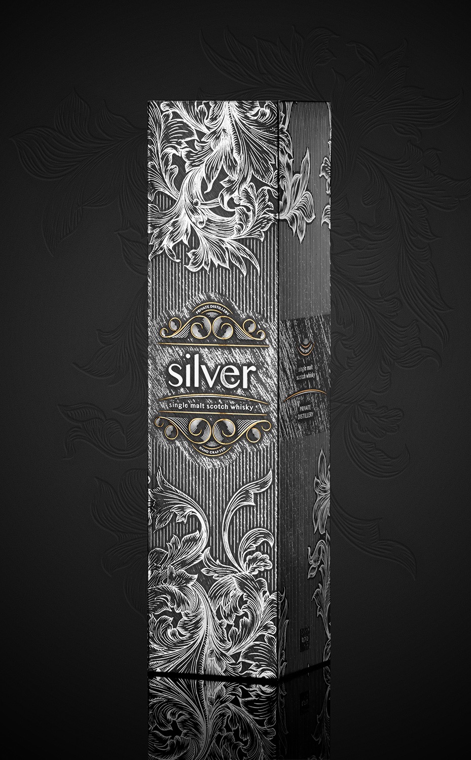 Eleganckie opakowanie na whisky Silver z ornamentami roślinnymi w srebrno-czarnej kolorystyce, na ciemnym tle z subtelnym wzorem.