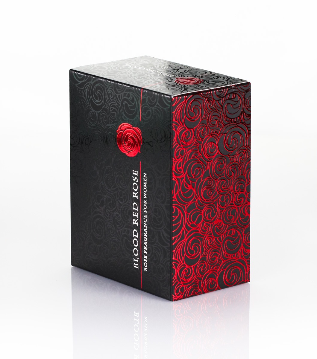 Eleganckie, czarne opakowanie perfum 'Blood Red Rose' z czerwonym, tłoczonym wzorem róż i błyszczącym logo róży. Minimalistyczne tło z odbiciem.