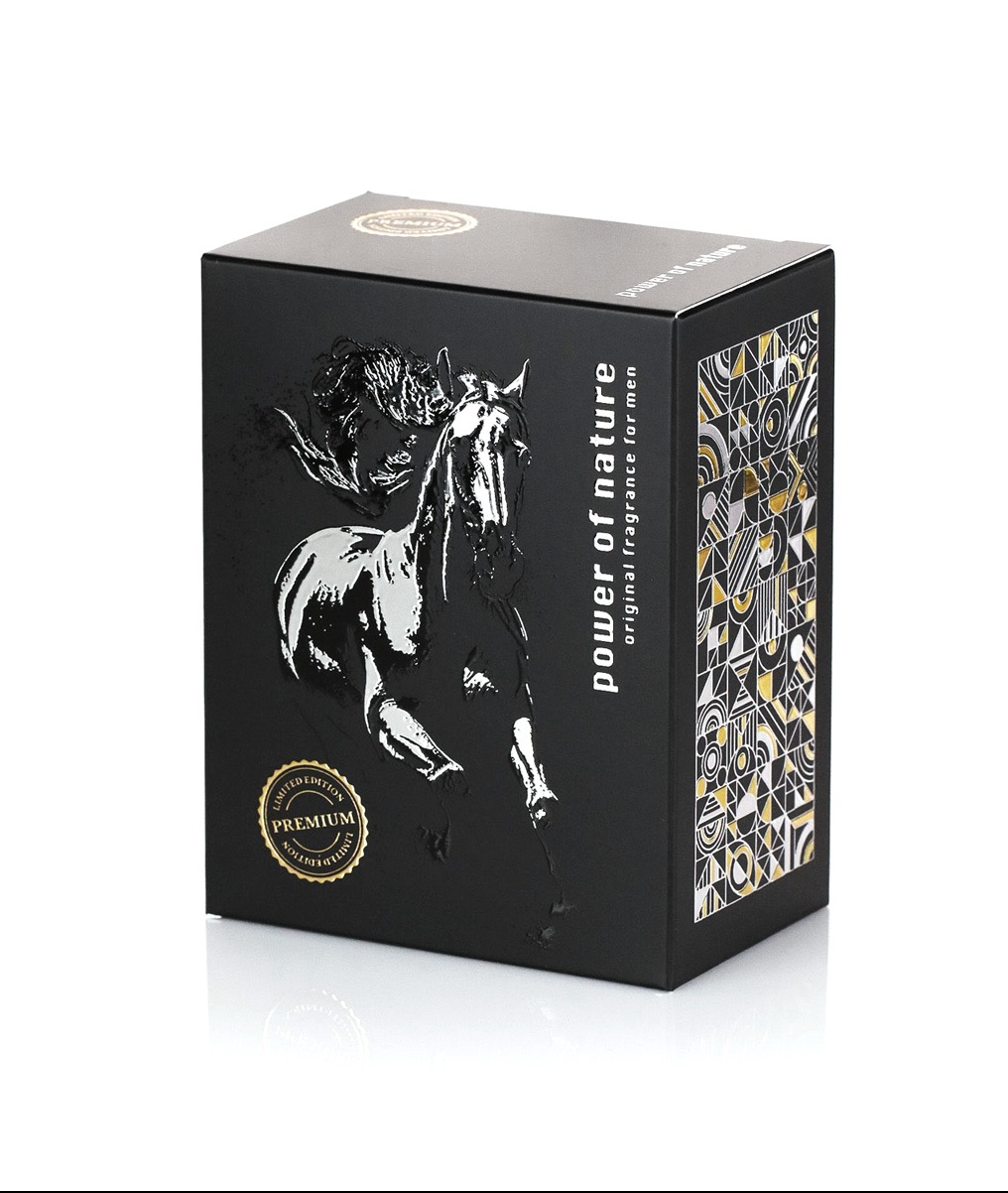 Czarno-złote opakowanie perfum 'Power of Nature' z motywem konia i geometrycznym wzorem, edycja limitowana, na białym tle z odbiciem.