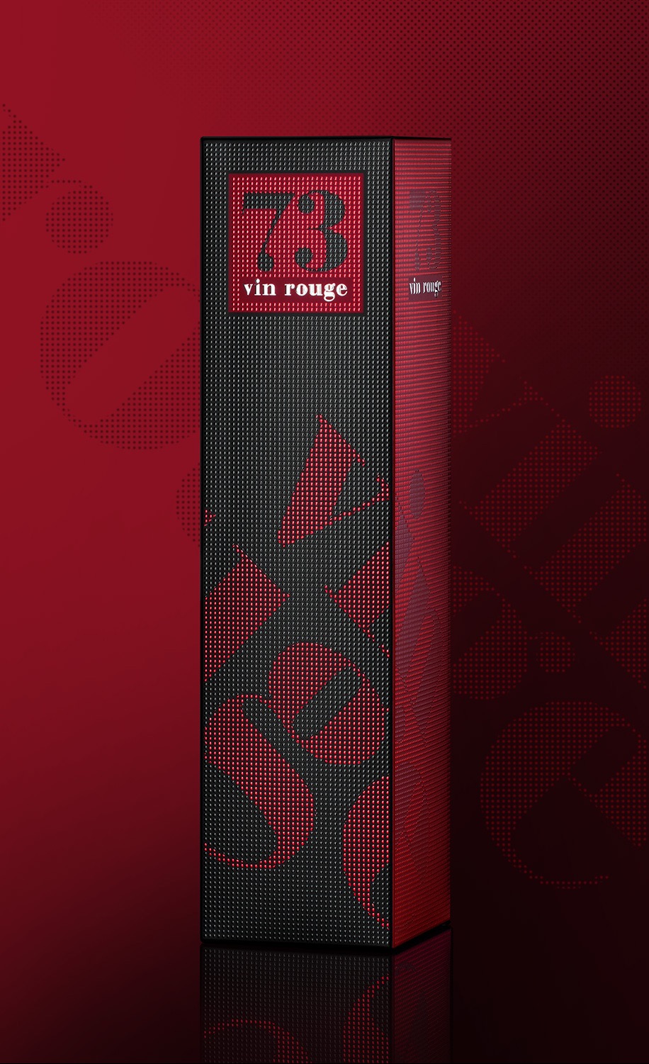 Eleganckie opakowanie w odcieniach czerwieni i czerni z napisem '73 vin rouge', prezentowane na tle w tym samym kolorze. Minimalistyczny design, wysoka jakość wykonania.