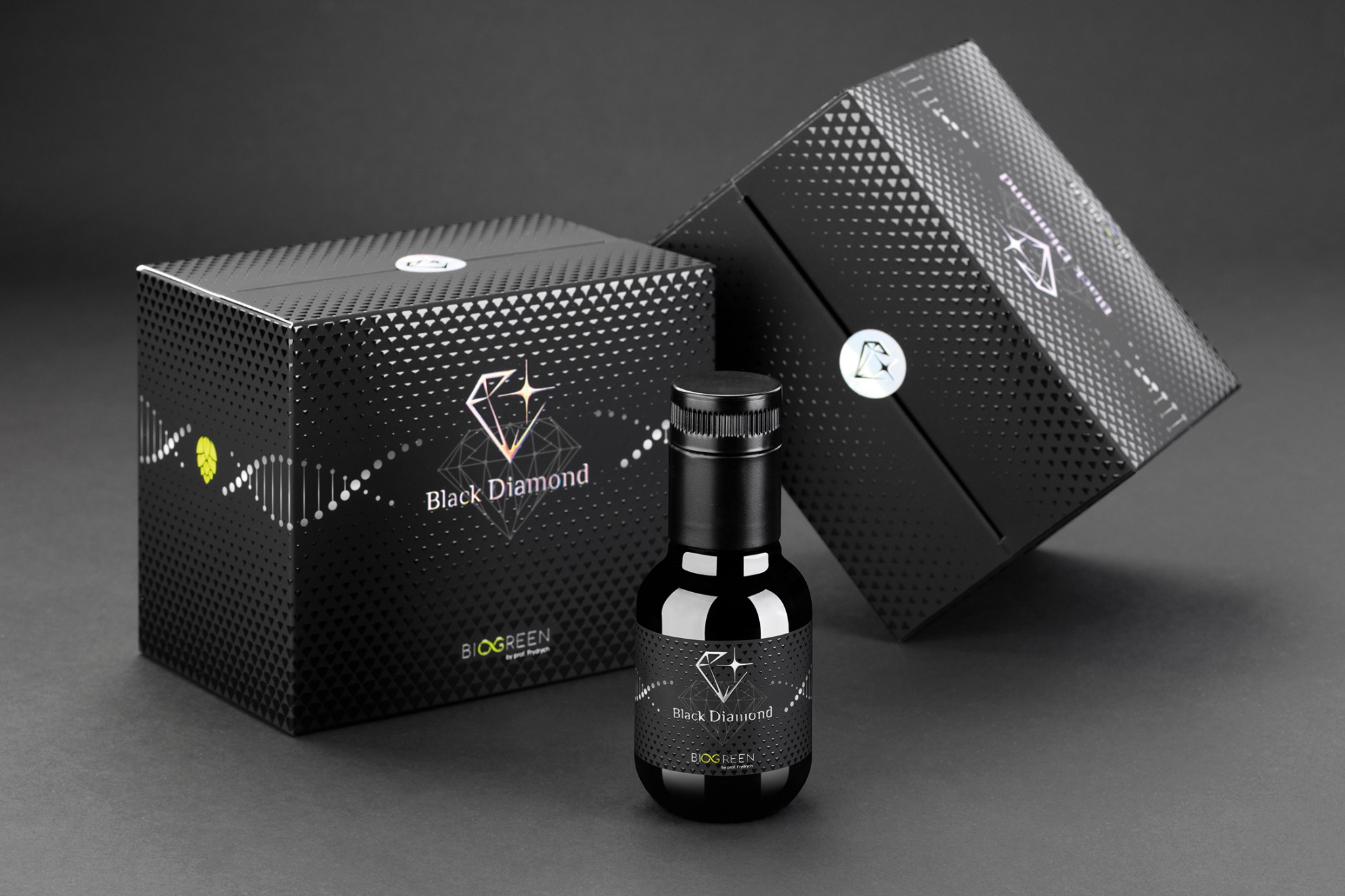 Czarne, eleganckie opakowanie produktu 'Black Diamond Biogreen' z motywem diamentu i DNA, butelka produktu na tle ciemnoszarego tła. Widoczne detale tłoczenia i srebrne elementy.
